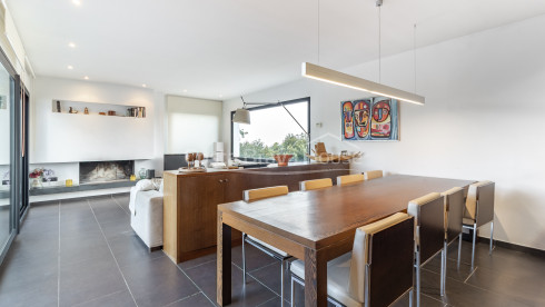 Eigentijdse villa te koop in Esclanyà met moderne architectuur en niveaus, vlak bij de stranden