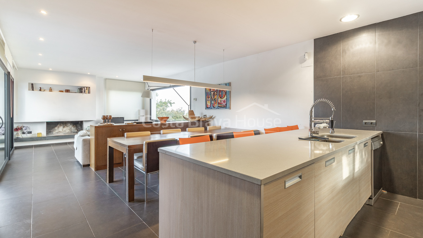 Eigentijdse villa te koop in Esclanyà met moderne architectuur en niveaus, vlak bij de stranden