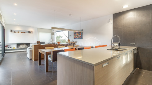 Eigentijdse villa te koop in Esclanyà met moderne architectuur en niveaus, vlak bij de stranden