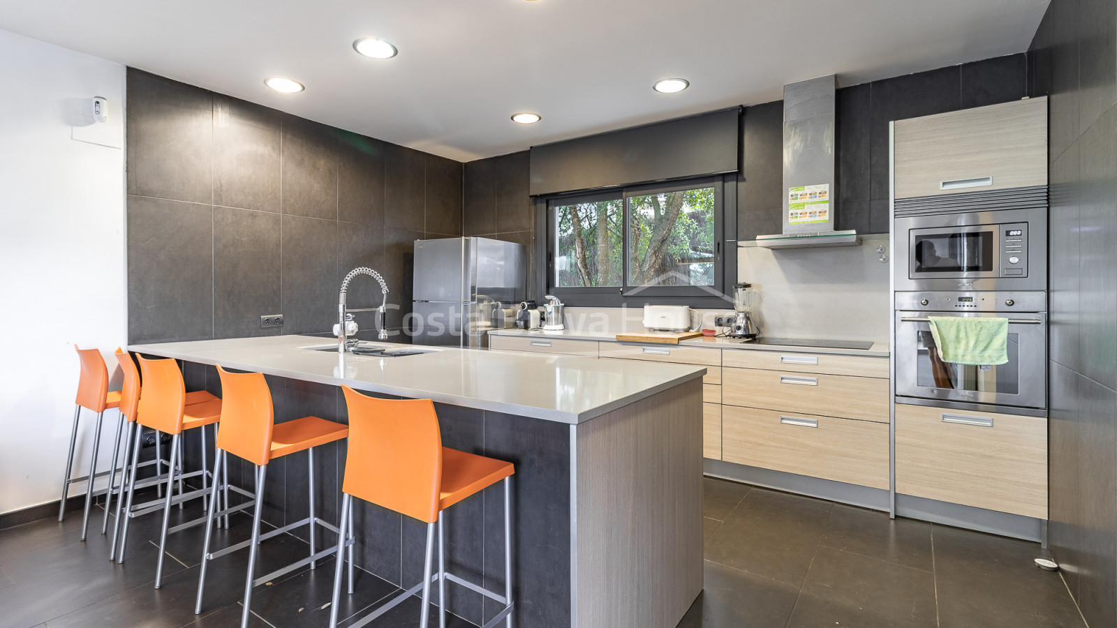 Eigentijdse villa te koop in Esclanyà met moderne architectuur en niveaus, vlak bij de stranden