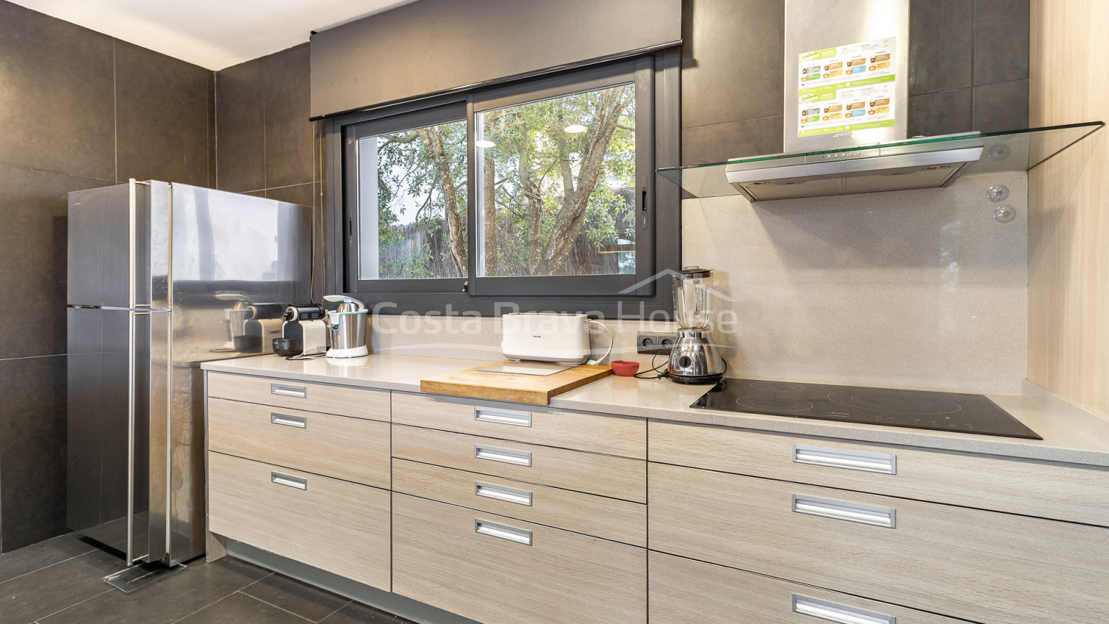 Eigentijdse villa te koop in Esclanyà met moderne architectuur en niveaus, vlak bij de stranden