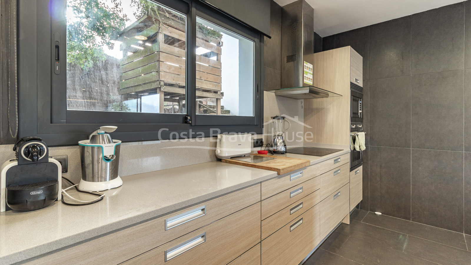 Eigentijdse villa te koop in Esclanyà met moderne architectuur en niveaus, vlak bij de stranden