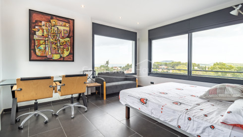 Eigentijdse villa te koop in Esclanyà met moderne architectuur en niveaus, vlak bij de stranden