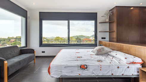 Eigentijdse villa te koop in Esclanyà met moderne architectuur en niveaus, vlak bij de stranden