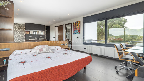 Eigentijdse villa te koop in Esclanyà met moderne architectuur en niveaus, vlak bij de stranden