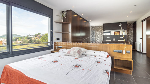 Eigentijdse villa te koop in Esclanyà met moderne architectuur en niveaus, vlak bij de stranden