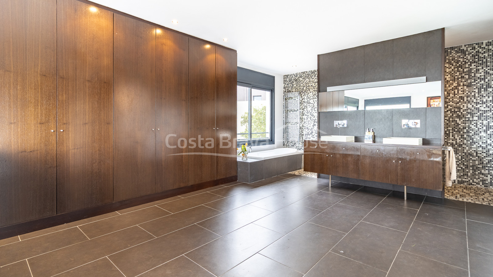 Eigentijdse villa te koop in Esclanyà met moderne architectuur en niveaus, vlak bij de stranden