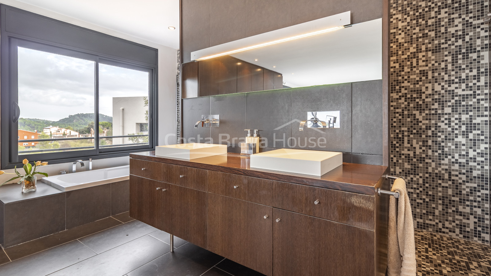 Eigentijdse villa te koop in Esclanyà met moderne architectuur en niveaus, vlak bij de stranden