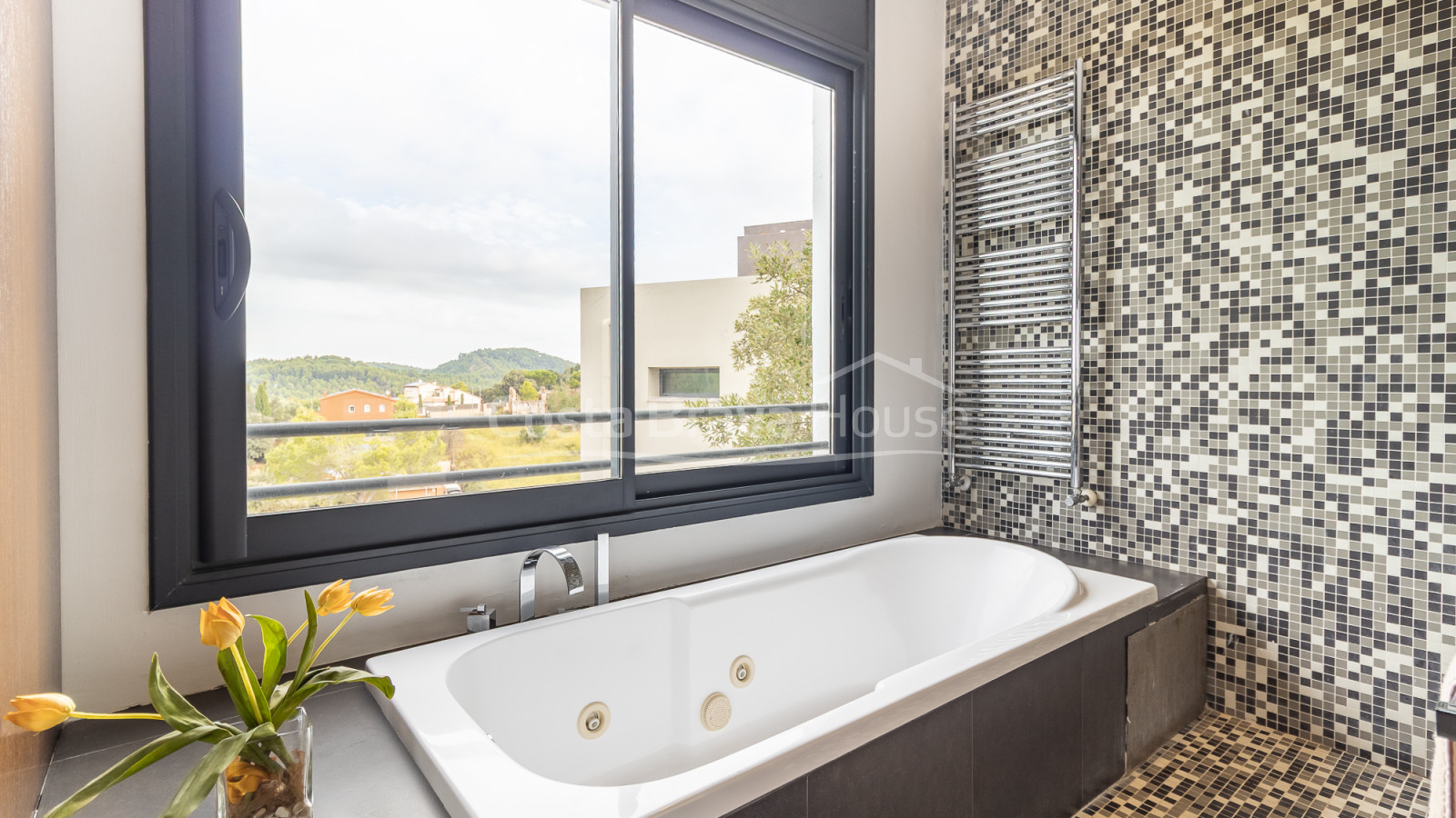 Villa contemporaine à vendre à Esclanyà avec architecture moderne et niveaux proches des plages