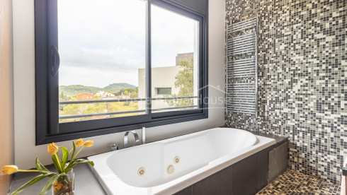 Contemporary villa for sale in Esclanyà with modern architecture and levels close to the beaches