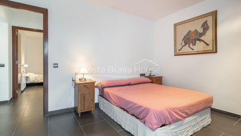 Eigentijdse villa te koop in Esclanyà met moderne architectuur en niveaus, vlak bij de stranden