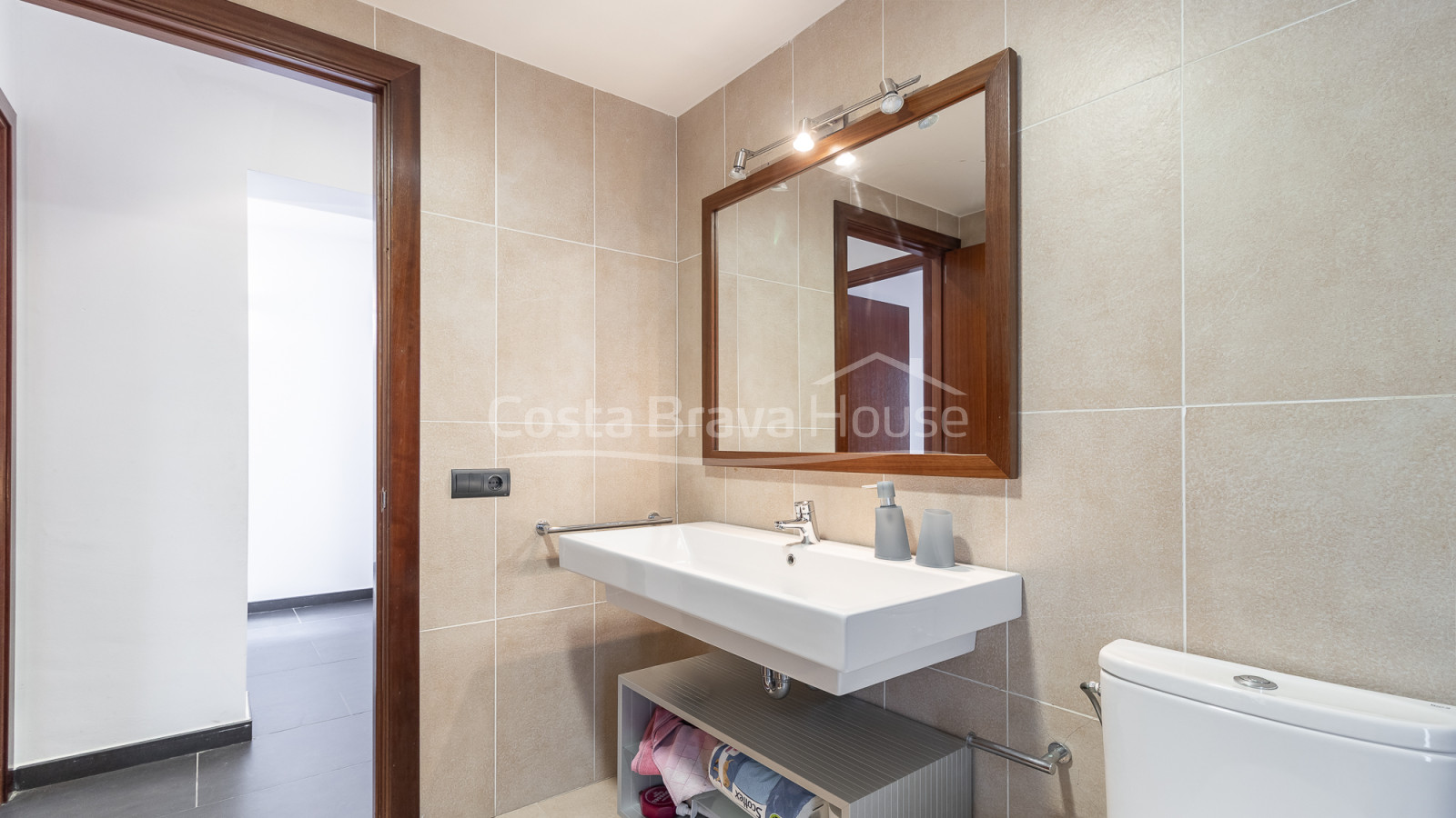 Contemporary villa for sale in Esclanyà with modern architecture and levels close to the beaches