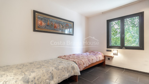 Eigentijdse villa te koop in Esclanyà met moderne architectuur en niveaus, vlak bij de stranden