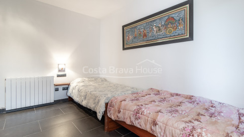 Vila contemporània en venda a Esclanyà amb arquitectura moderna i nivells a prop de les platges