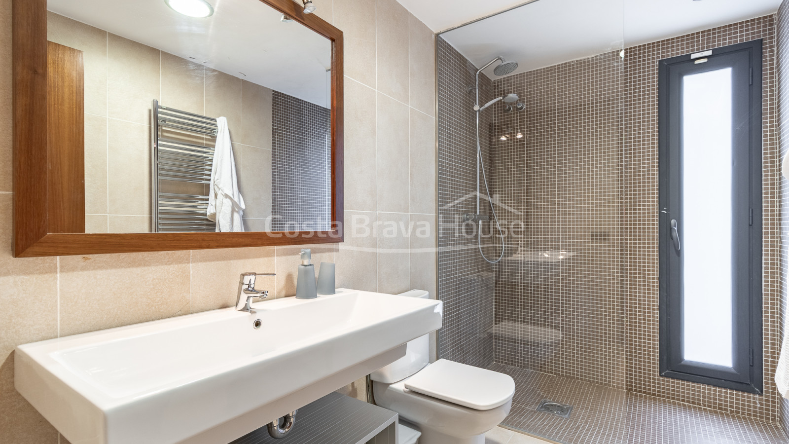 Villa contemporaine à vendre à Esclanyà avec architecture moderne et niveaux proches des plages