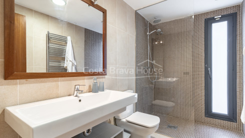 Contemporary villa for sale in Esclanyà with modern architecture and levels close to the beaches