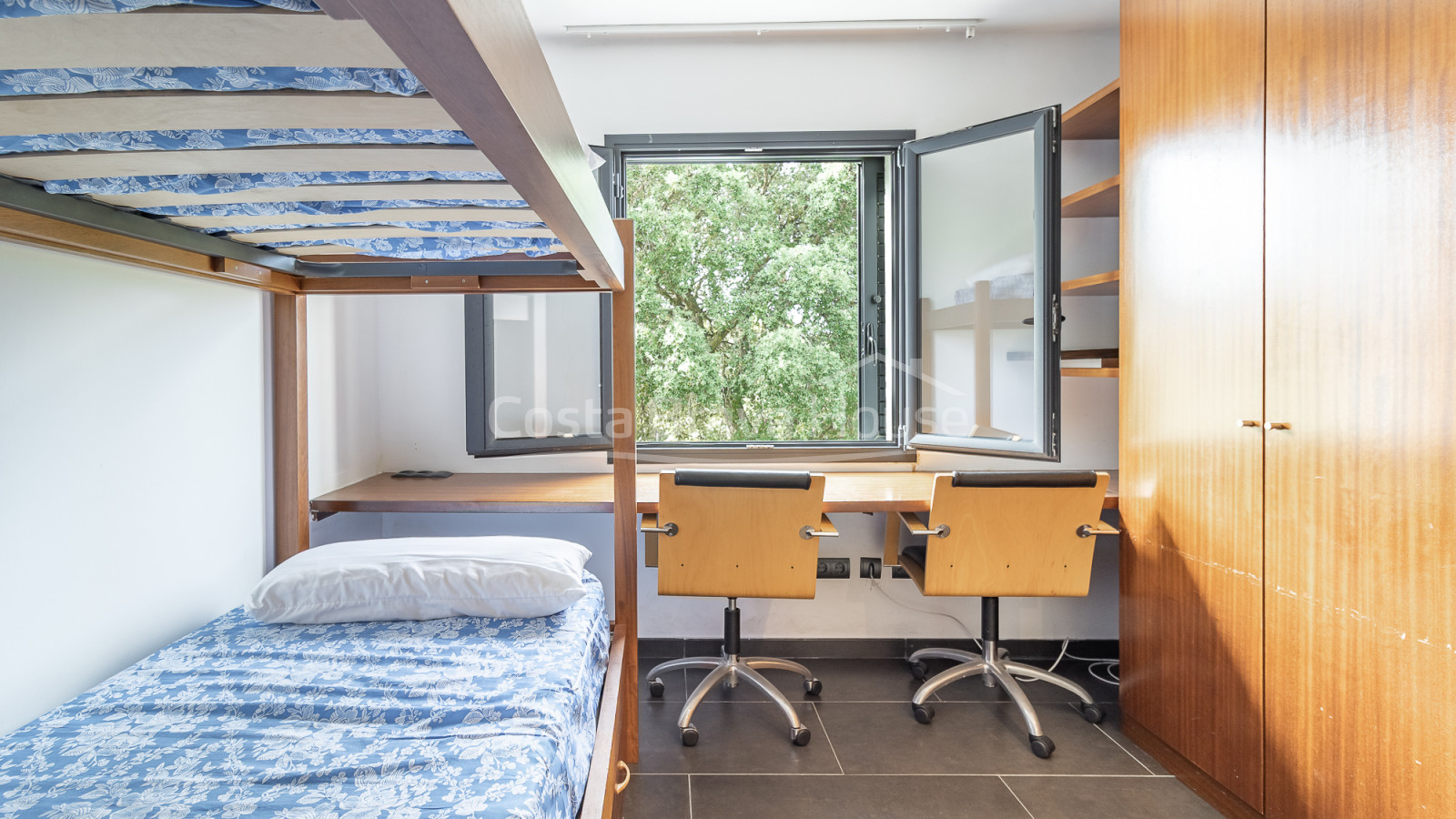 Vila contemporània en venda a Esclanyà amb arquitectura moderna i nivells a prop de les platges