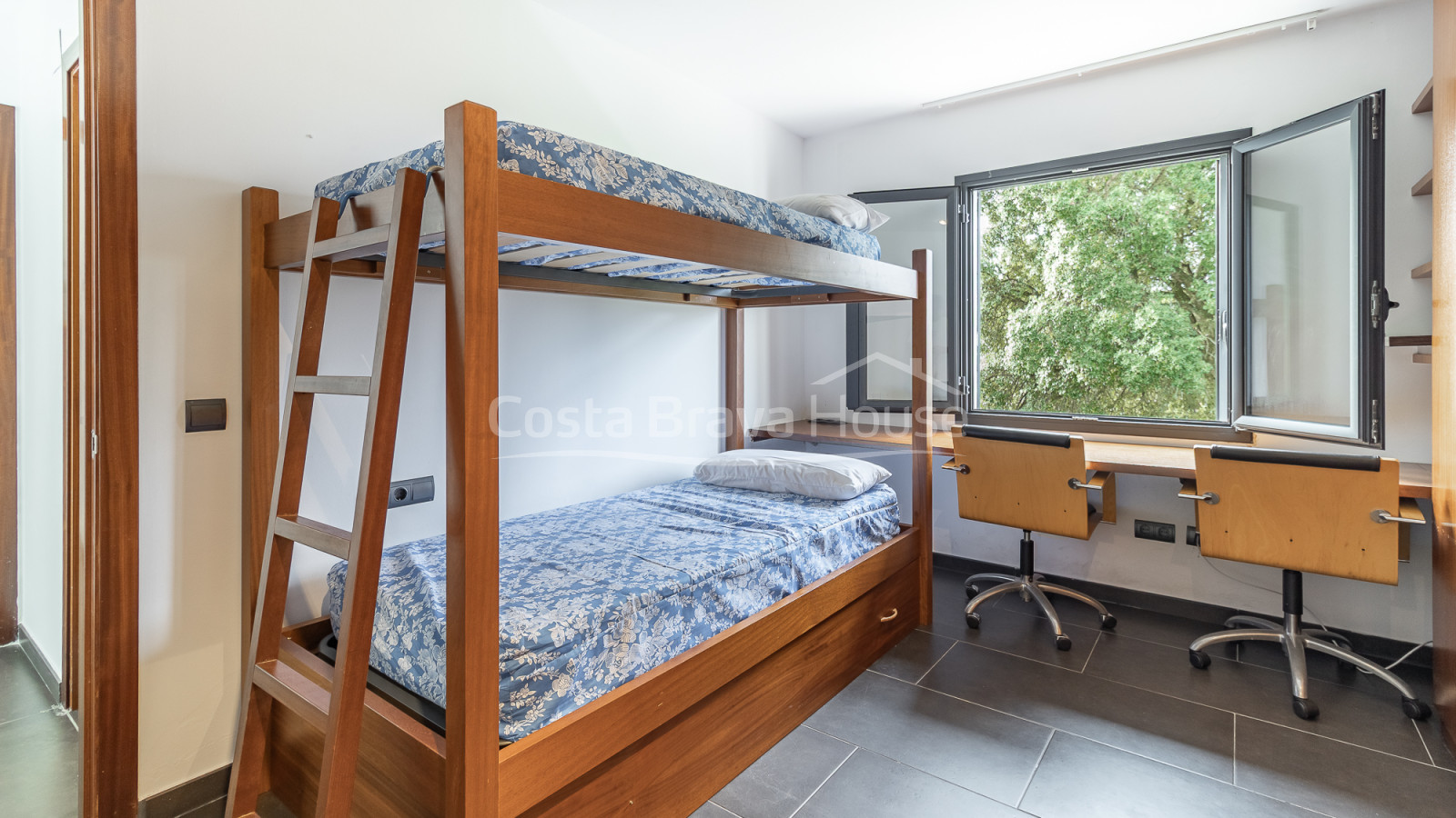 Eigentijdse villa te koop in Esclanyà met moderne architectuur en niveaus, vlak bij de stranden