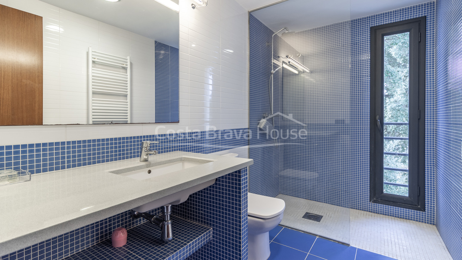 Eigentijdse villa te koop in Esclanyà met moderne architectuur en niveaus, vlak bij de stranden