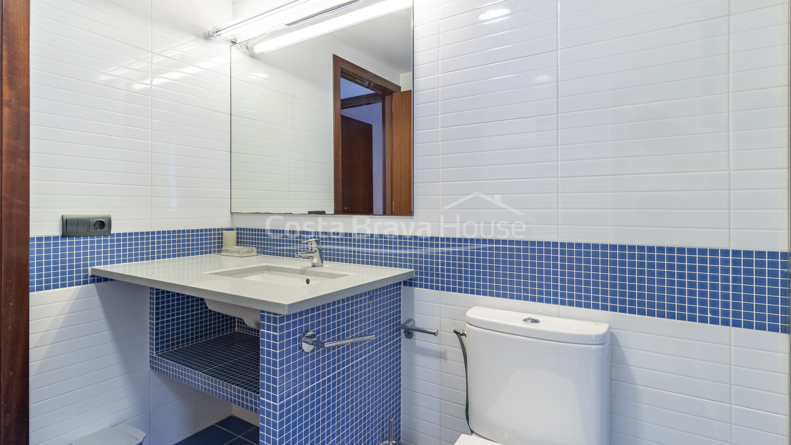 Eigentijdse villa te koop in Esclanyà met moderne architectuur en niveaus, vlak bij de stranden
