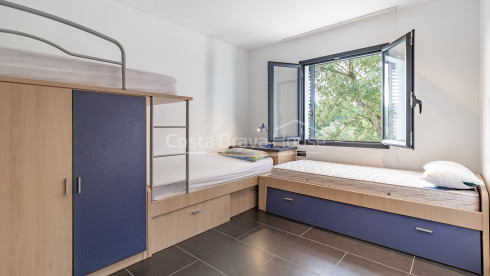 Eigentijdse villa te koop in Esclanyà met moderne architectuur en niveaus, vlak bij de stranden