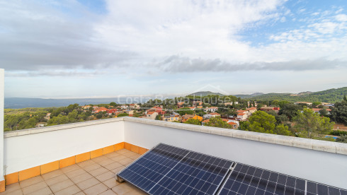 Eigentijdse villa te koop in Esclanyà met moderne architectuur en niveaus, vlak bij de stranden
