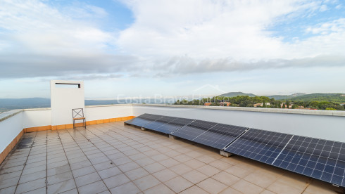 Villa contemporánea en venta en Esclanyà con arquitectura moderna y niveles cerca de playas