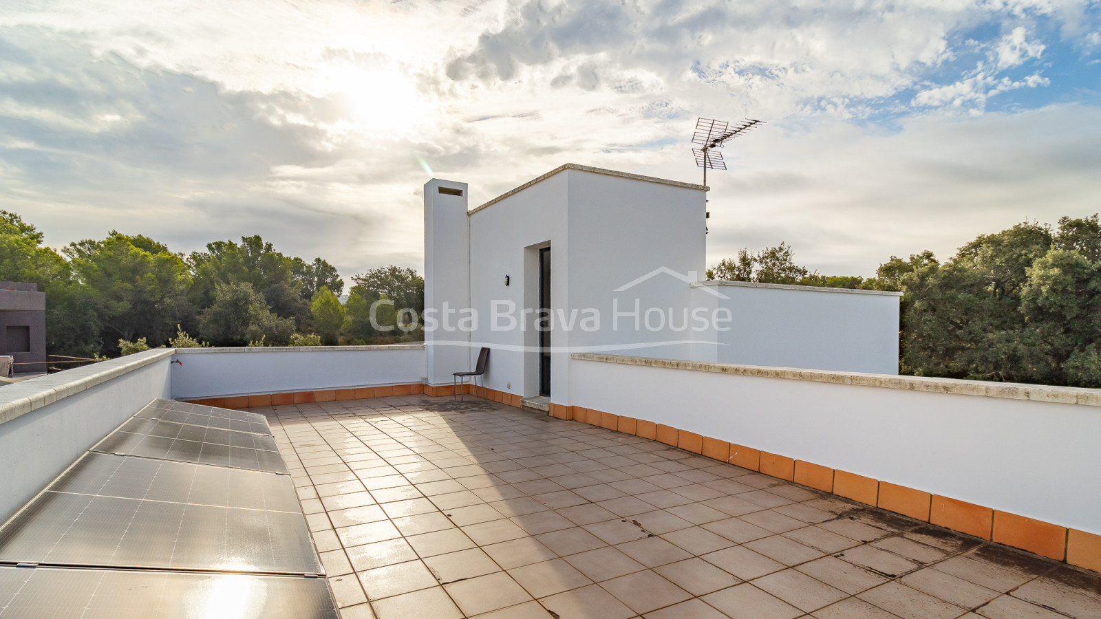 Eigentijdse villa te koop in Esclanyà met moderne architectuur en niveaus, vlak bij de stranden