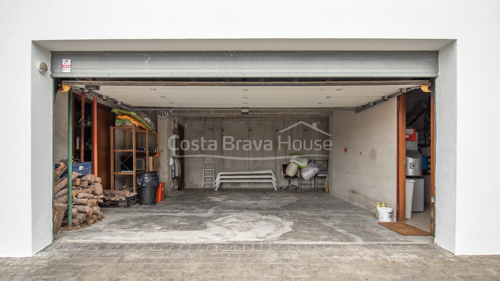 Eigentijdse villa te koop in Esclanyà met moderne architectuur en niveaus, vlak bij de stranden