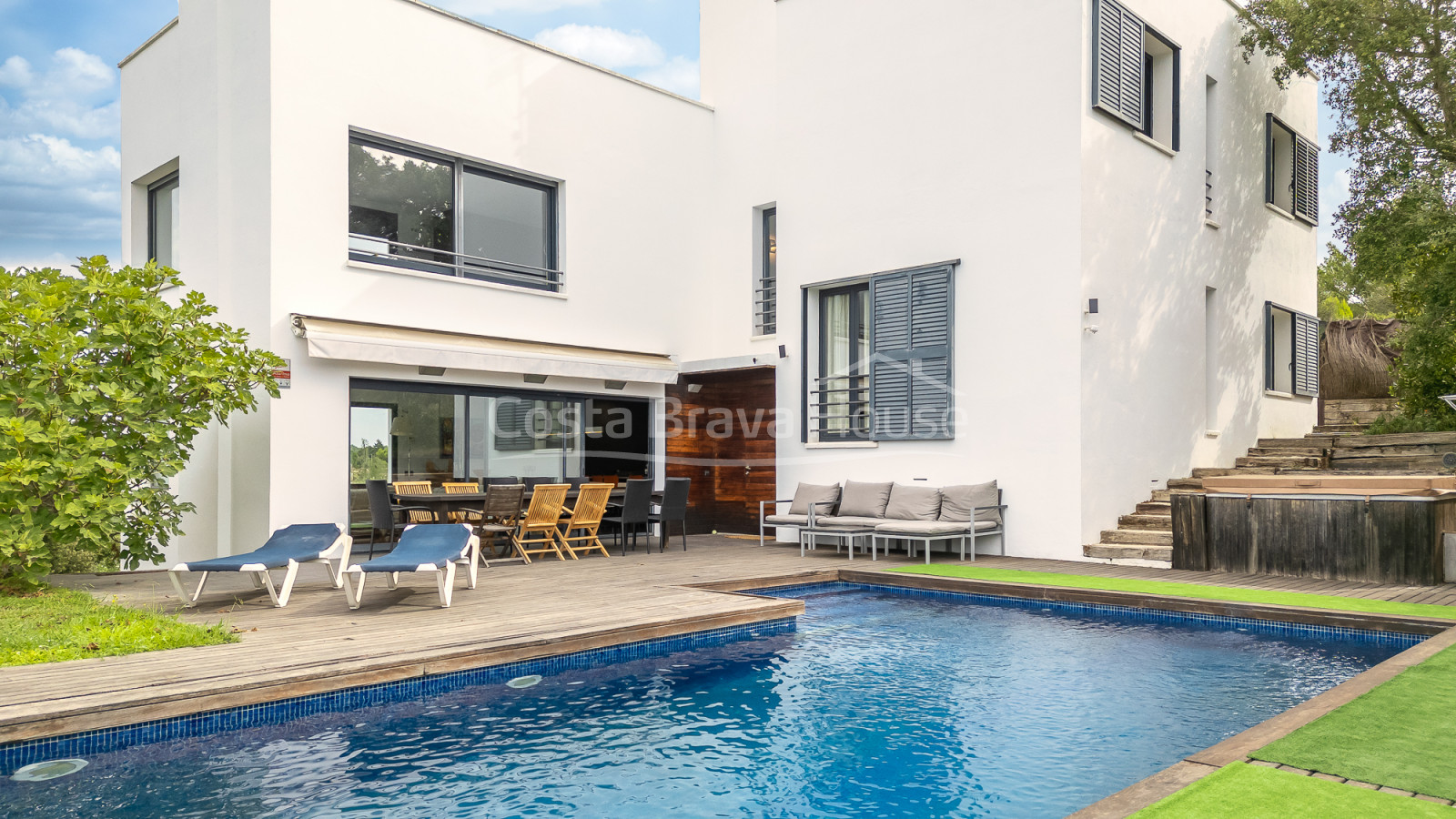 Eigentijdse villa te koop in Esclanyà met moderne architectuur en niveaus, vlak bij de stranden