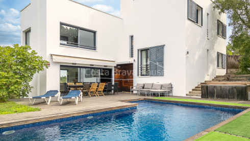 Eigentijdse villa te koop in Esclanyà met moderne architectuur en niveaus, vlak bij de stranden