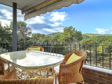Apartament en venda a Tamariu amb una excel·lent proximitat a la platja, una àmplia terrassa amb vistes al bosc i pàrquing privat