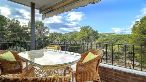 Appartement te koop in Tamariu, vlak bij het strand, met terras en uitzicht op het bos