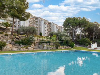 Apartament en venda a Tamariu amb una excel·lent proximitat a la platja, una àmplia terrassa amb vistes al bosc i pàrquing privat