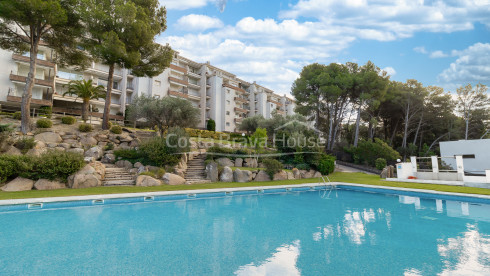 Apartament en venda a Tamariu amb gran proximitat a la platja i terrassa amb vistes al bosc