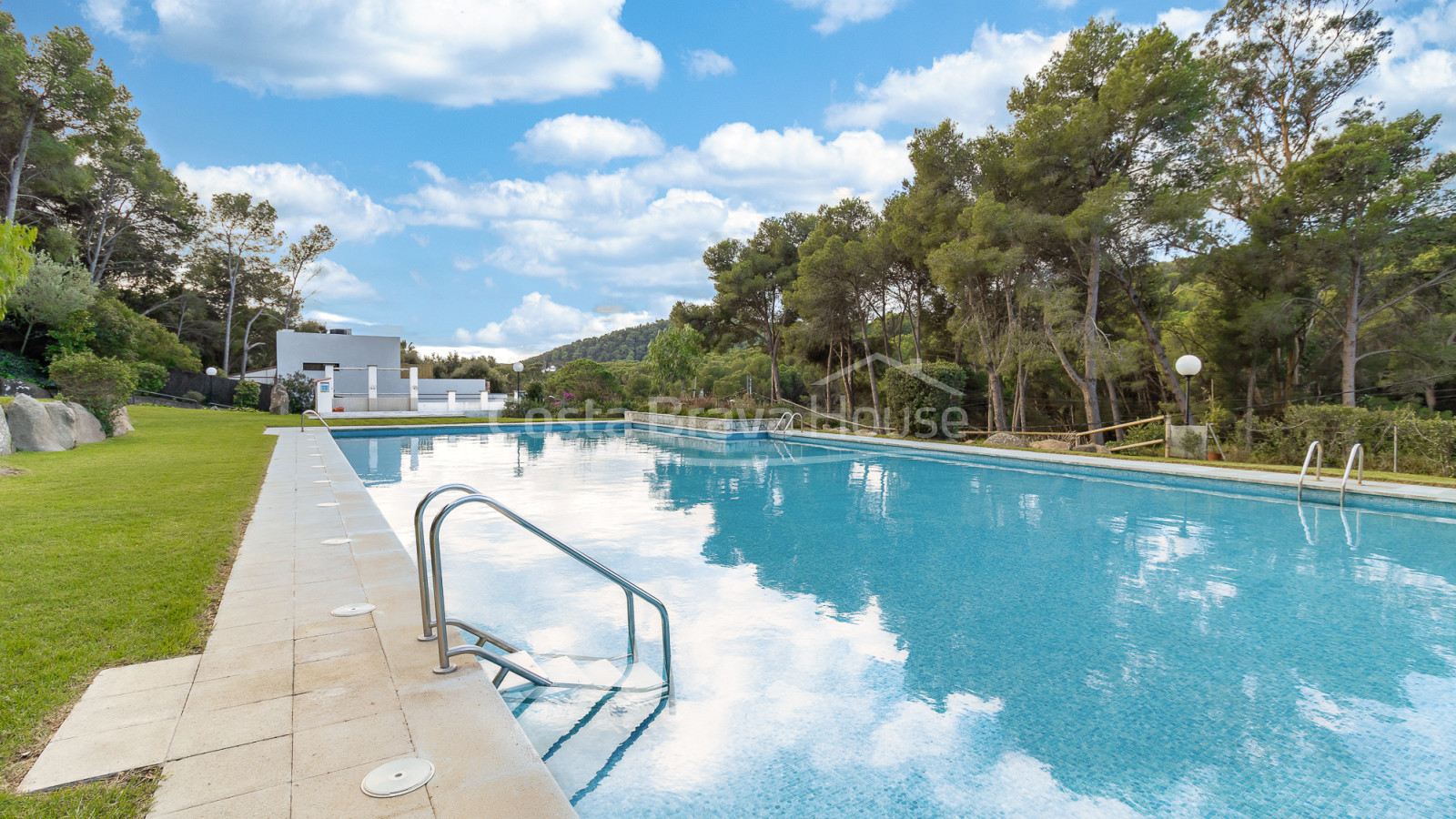 Apartamento en venta en Tamariu con gran cercanía a la playa y terraza con vistas al bosque