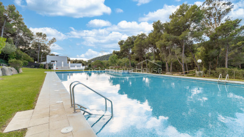 Appartement à vendre à Tamariu avec grande proximité de la plage et terrasse avec vue sur la forêt