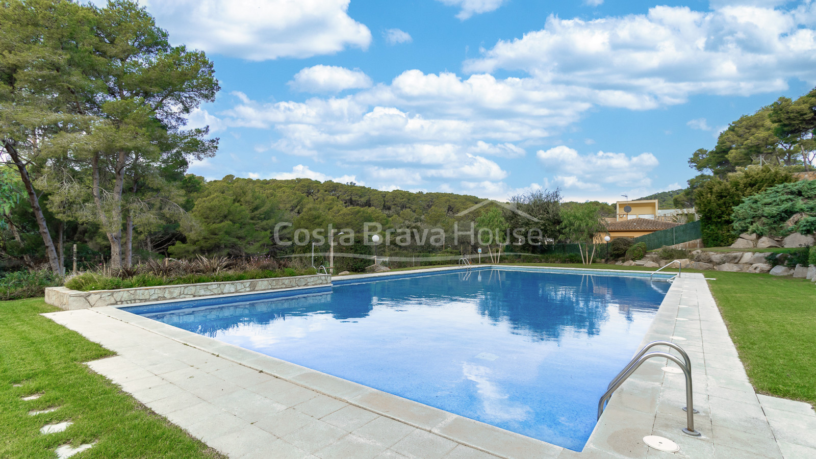 Appartement à vendre à Tamariu avec grande proximité de la plage et terrasse avec vue sur la forêt