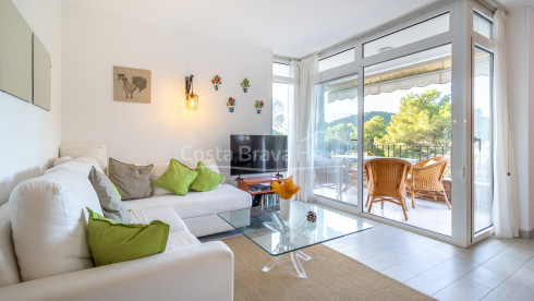 Apartament en venda a Tamariu amb gran proximitat a la platja i terrassa amb vistes al bosc