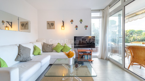 Apartamento en venta en Tamariu con gran cercanía a la playa y terraza con vistas al bosque