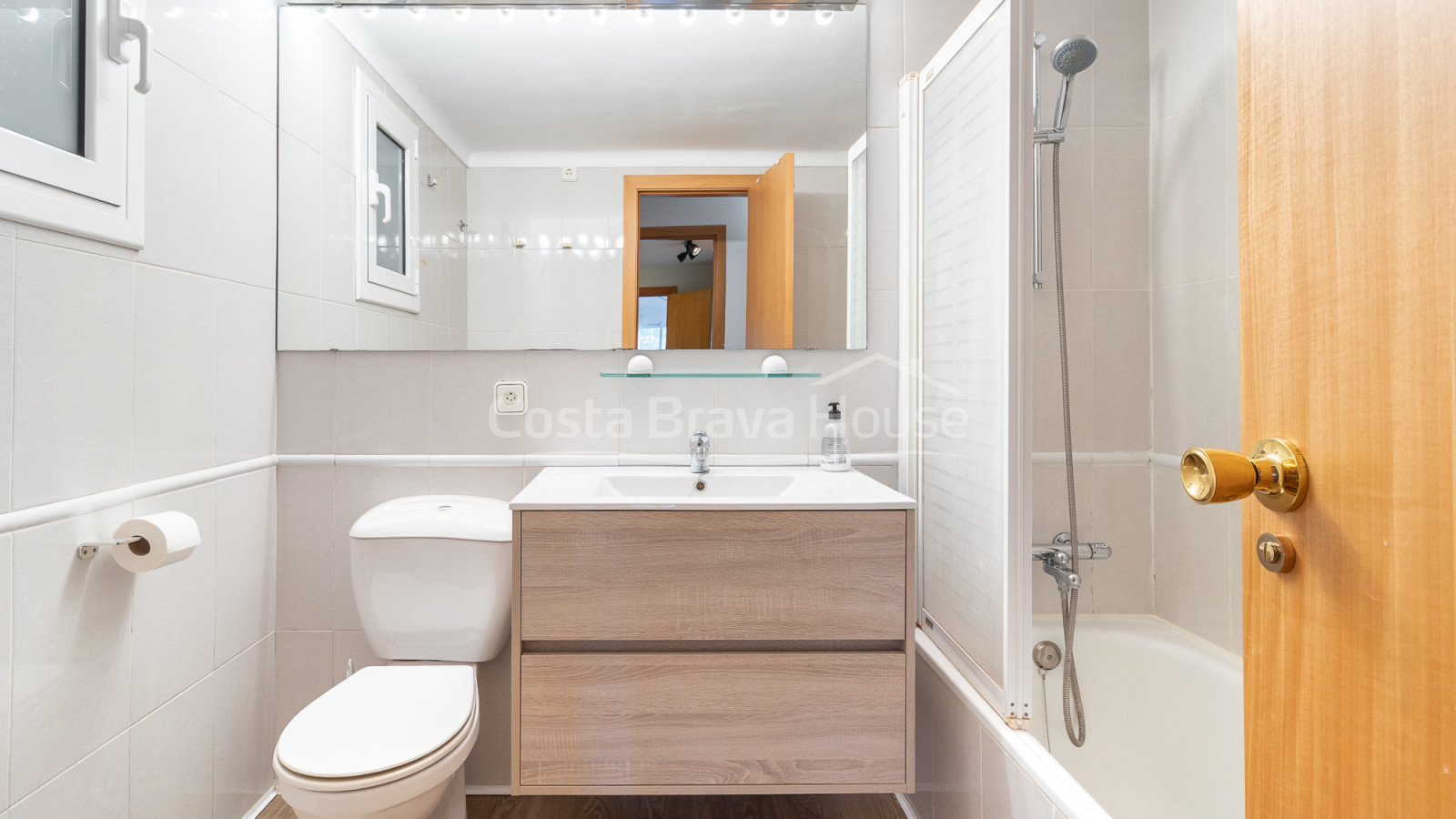 Apartment for sale in Tamariu with great proximity to the beach and terrace with forest views