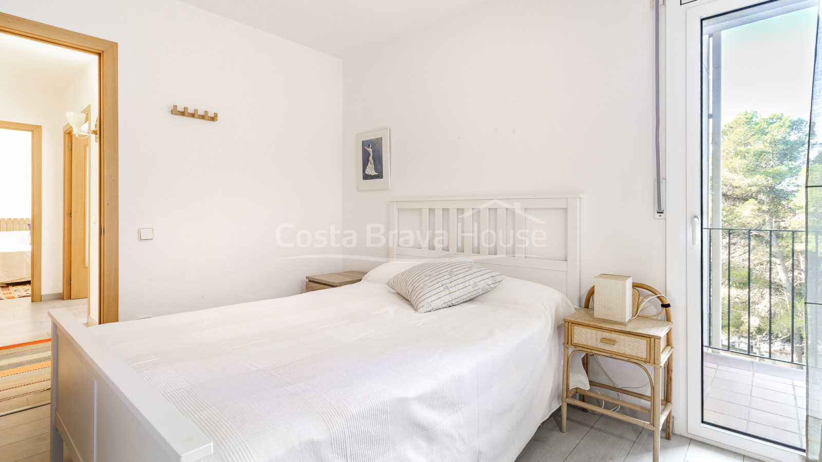 Apartment for sale in Tamariu with great proximity to the beach and terrace with forest views