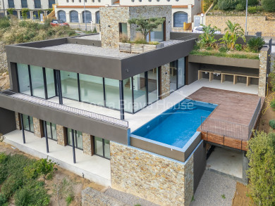 Exclusiva casa de obra nueva en Begur con vistas al mar y equipamiento de alto standing en venta