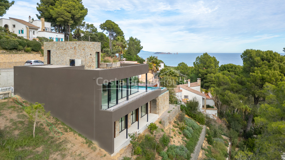 Casa de obra nueva en Begur con vistas al mar y equipamiento de alto standing en venta