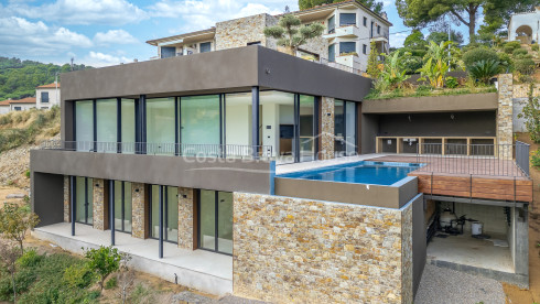 Newly built home in Begur with sea views and high-end equipment for sale