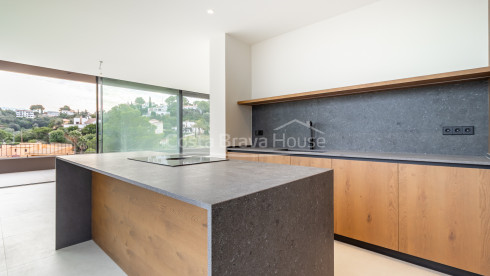 Nieuwgebouwde woning te koop in Begur met zeezicht en hoogwaardige uitrusting