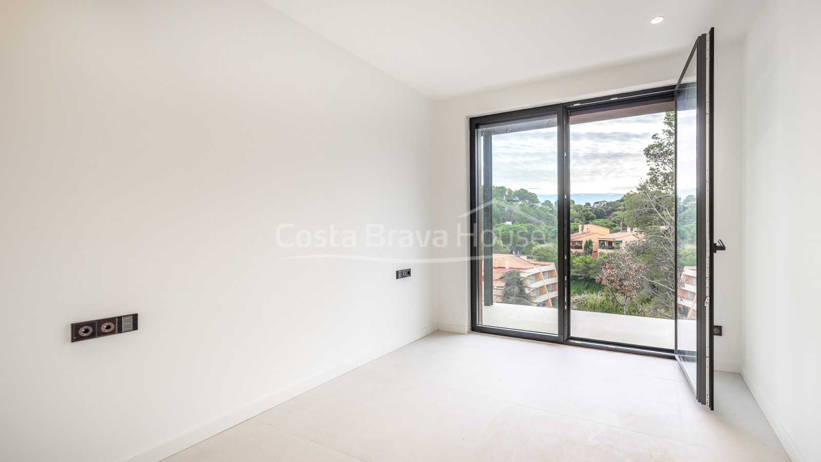 Casa de obra nueva en Begur con vistas al mar y equipamiento de alto standing en venta