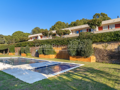Maison mitoyenne à vendre à Llafranc avec jardin privé et piscine à 300 m de la plage