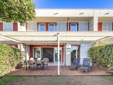 Casa adosada en venta en Llafranc con jardín privado y piscina a 300 m de la playa