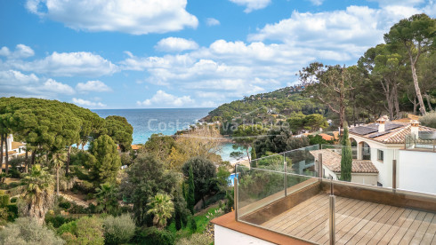 Casa contemporánea en Sa Riera con vistas al mar, terrazas escalonadas y piscina privada